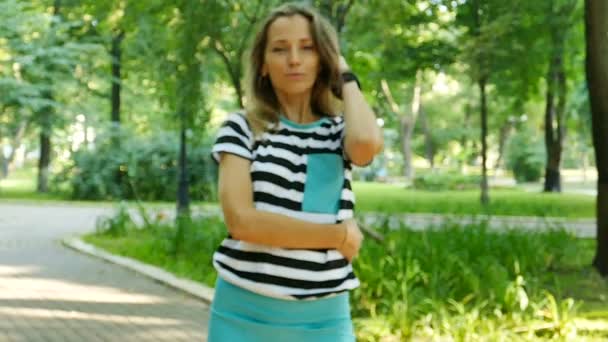 Slow Motion Ung Vacker Kvinna Modell City Park Visa Poser — Stockvideo