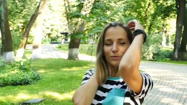 Slow Motion Ung Söt Kvinna Modell City Park Visa Poser — Stockvideo