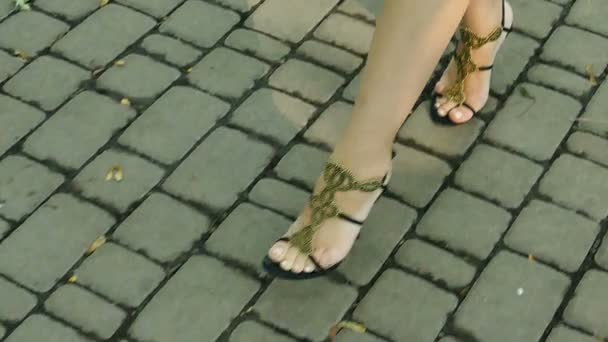 スローモーション 性的な調和のとれた女性ハイヒールの脚 安定したショット — ストック動画