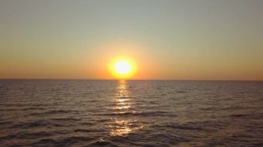 4k hava. Okyanus, deniz yüzeyi, gündoğumu zaman. Düşük yükseklik üzerinde uçmak 