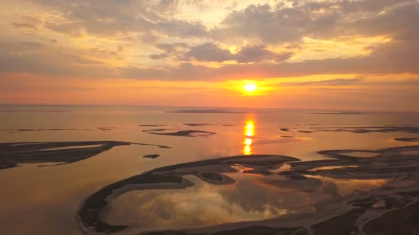 Aérea Superficie Del Mar Con Islas Reflejo Solar Nubes Sol — Vídeo de stock