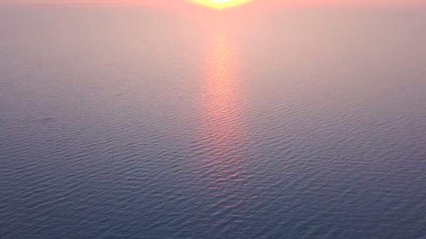 Luchtfoto Oceaan Zee Oppervlakte Tijd Van Zonsopgang Zon Waas Camera — Stockvideo