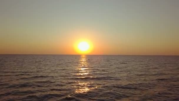 Aerial Океан Морская Поверхность Время Восхода Солнца Летать Малой Высоте — стоковое видео