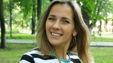 Ağır çekim. Şehir Parkı kadında güzel, kamera duygularını belli. sürekli çekim