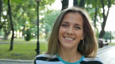   4 k. yüz Şehir Parkı oldukça yürüyen kadın modeli. Sürekli çekim