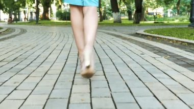4 k. cinsel uyumlu kadın yüksek topuklu bacaklar. Sürekli çekim, arkadan görünüm  