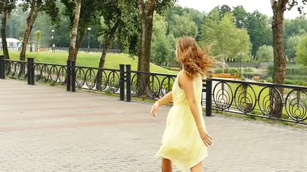年轻的快乐长发女孩在城市街黄色礼服跳舞 慢动作城市场景 — 图库视频影像