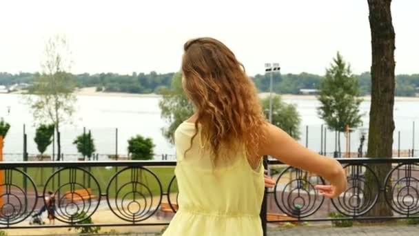 Bailes Callejeros Chica Pelo Largo Feliz Vestido Amarillo Vez Cámara — Vídeo de stock