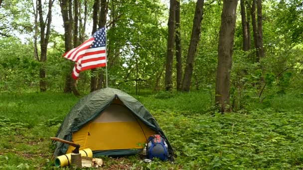 Медленное Движение Туристическая Палатка Американским Флагом Лесу Левая Сторона Композиции — стоковое видео