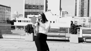 Uzun saç iş kadını ile klasör ofis alanı dans. Ağır çekim. Siyah ve beyaz sahne