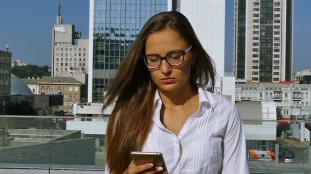 Slow Motion Unga Allvarliga Långhårig Affärskvinna Office Zon Att Skriva — Stockvideo