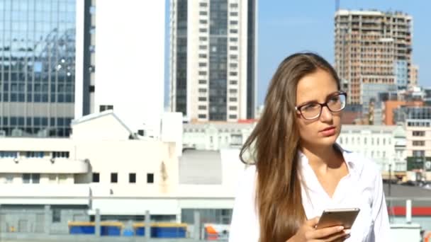 Movimento Lento Sério Mulher Negócios Bonita Escritório Zona Cidade Digitando — Vídeo de Stock