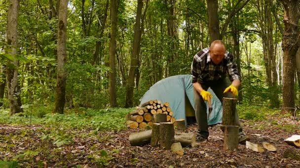 Homme Touriste Gants Jaunes Sautillant Bois Près Une Tente Camping — Video