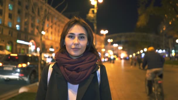 Ernstige Meisje Met Semi Aziatisch Stand Nacht Stad Straat Portret — Stockvideo