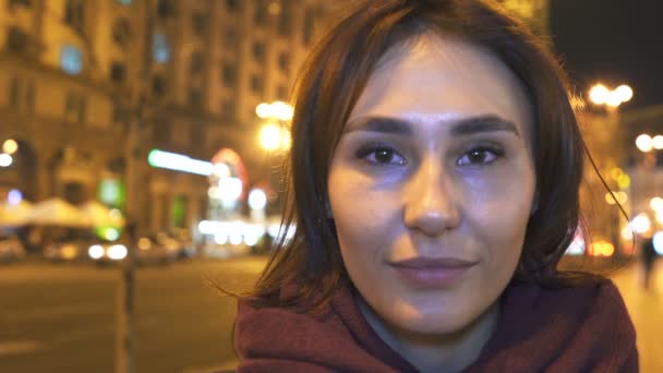 Ernstige Meisje Met Semi Aziatisch Stand Nacht Stad Straat Portret — Stockvideo