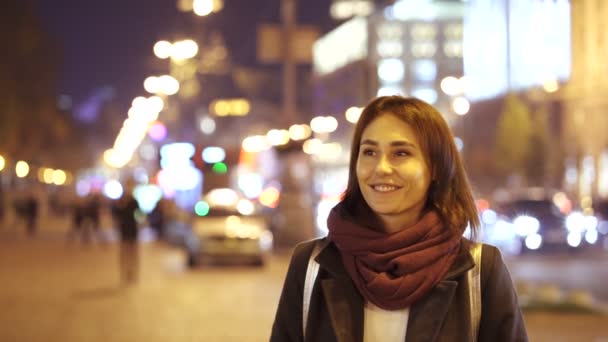 Jovem Mulher Sorridente Com Semi Asiático Face Stand Noite Cidade — Vídeo de Stock