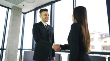 4 k. Ofis Toplantı. İki iş ortağı, erkek ve kadın, zevk ile elleri ve gülümseme sallamak.