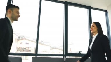 4 k. iki genç çekici iş ortağı, erkek ve kadın, salla ellerini ve gülümseme.