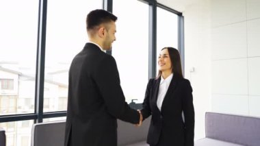 4 k. Office iş toplantısı. İki iş ortağı, erkek ve kadın, salla ellerini ve gülümseme