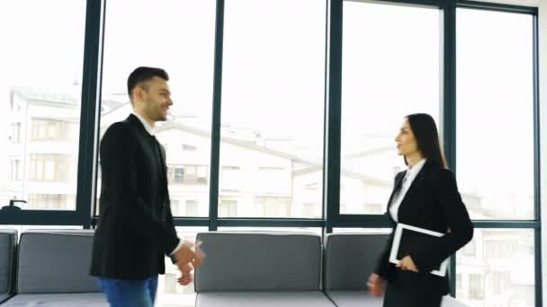 办公室工作会议 两个生意伙伴 男人和女人 握手微笑 — 图库视频影像