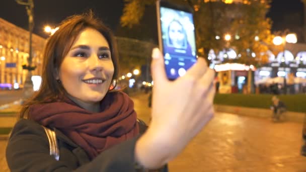 Frauen Mit Semi Asiatischem Gesicht Machen Nachts Der Stadt Selfies — Stockvideo