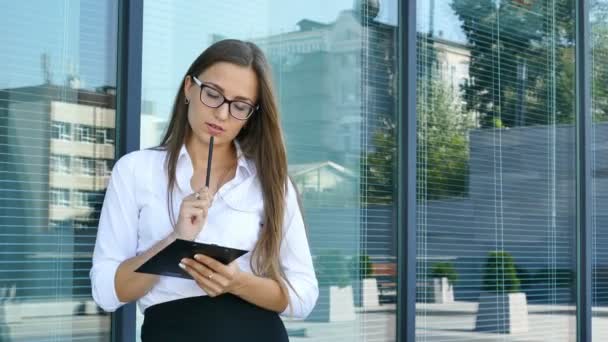 Ernsthafte Attraktive Geschäftsfrau Bürobereich Schreibt Ordner Neben Fenster Steter Schuss — Stockvideo