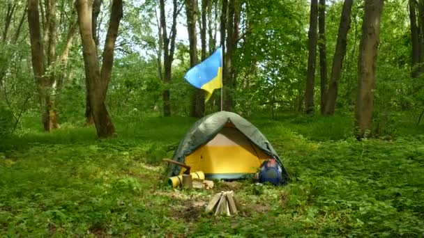 Туристичні Табори Намет Українськими Прапор Під Дерево Підхід Сцени — стокове відео