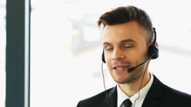   4k. Müşteri Destek Hizmetleri Merkezi talk kulaklık tarafından özenli modern insan operatörü. 