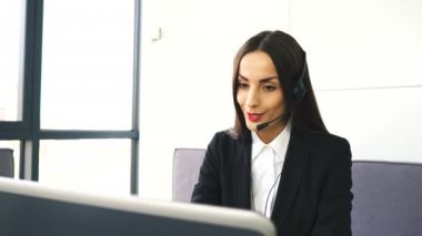 4 k. güzel kadın operatörü müşteri destek hizmeti merkezi müşteri ile konuş. Kaymak vurdu