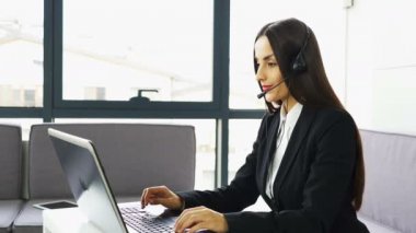 4k. Müşteri Destek Hizmetleri Merkezi talk eadset tarafından çekici kadın operatörü