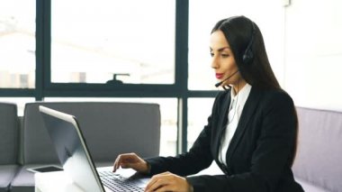 4k. Müşteri Destek Hizmetleri Merkezi talk Office çekici kadın operatörü
