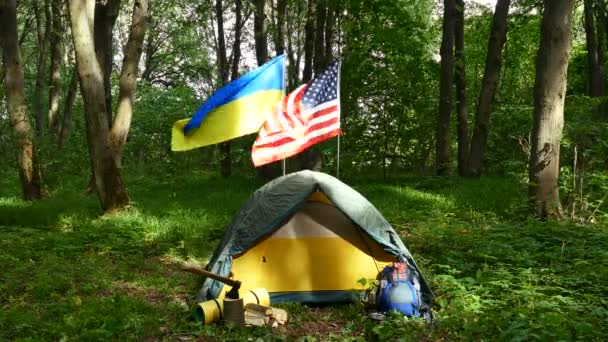 Τουριστικά Στρατόπεδο Σκηνή Την Αμερικανική Και Την Ουκρανική Σημαία Ξύλο — Αρχείο Βίντεο