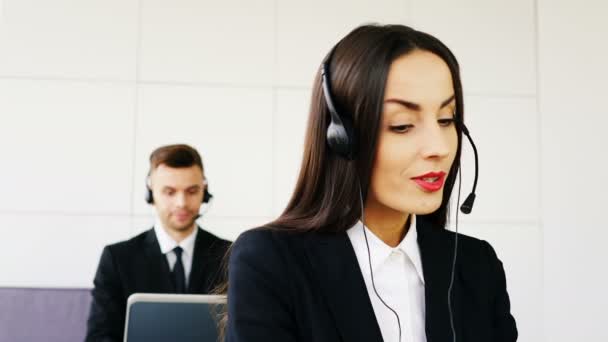 Mulher Bonita Operadores Homem Centro Atendimento Cliente Fala Com Cliente — Vídeo de Stock