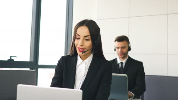 Muito Jovem Mulher Homem Operadores Serviço Apoio Cliente Center Slider — Vídeo de Stock