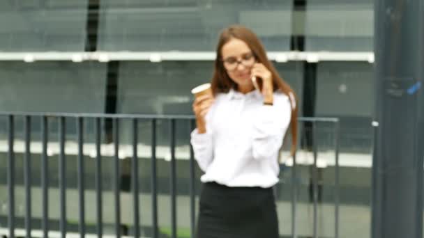 Femme Affaires Attrayante Debout Près Bureau Parler Par Smartphone Sourires — Video