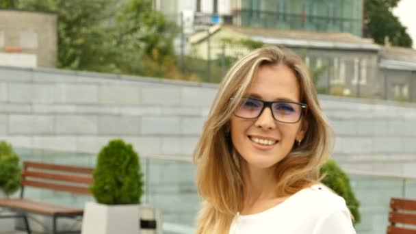 Alrededor Atractiva Mujer Sonriente Estilo Negocio Ciudad Disparo Constante — Vídeo de stock