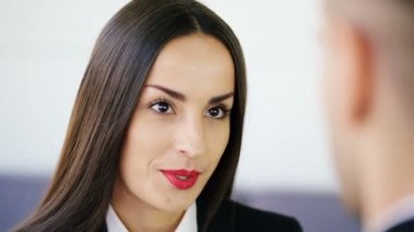 4 k. güzel gülümseyen iş kadını, esmer, ofis ve gülümseme adamla konuşuyor. Yüzünü kapat
