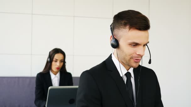 Operatori Uomini Donne Call Center Parla Con Cliente Uomo Guarda — Video Stock