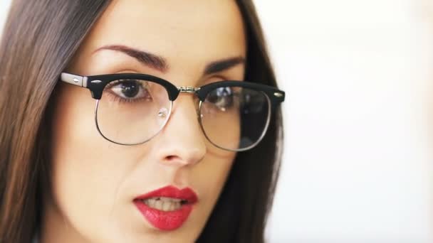 Serious Brunette Business Woman Talks Office Face Close Glasses — Stock Video