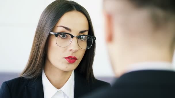 Gentile Giovane Bruna Donna Affari Parla Ufficio Con Uomo Faccia — Video Stock