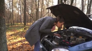        4k. Genç çekici kadın ve araba sorun. Kız, sürekli atış duyguların