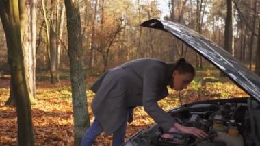        4k. Genç çekici kadın ve araba sorun. Kız, sürekli atış duyguların