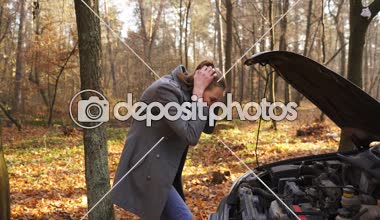        4k. Genç çekici kadın ve araba sorun. Karışıklık duygu, sürekli atış