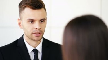 4 k. ciddi iş adamı görüşmelerde kadınla office. Yüzünü kapat