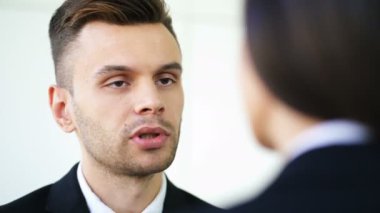 4 k. ciddi iş adamı görüşmelerde kadınla office. Yüzünü kapat