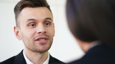 4 k. gülen işadamı görüşmeler kadın ofiste. Yüzünü kapat