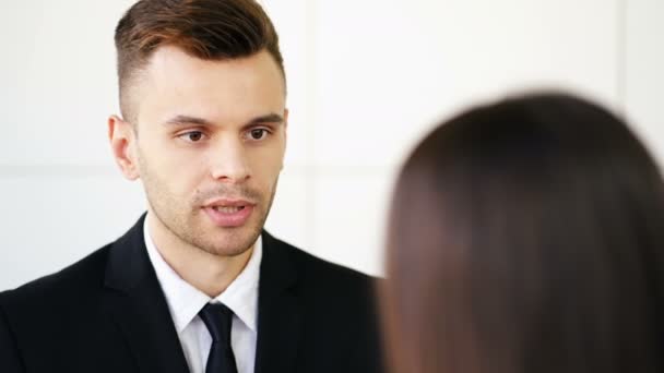 Homme Affaires Sérieux Parle Bureau Avec Une Femme Visage Près — Video