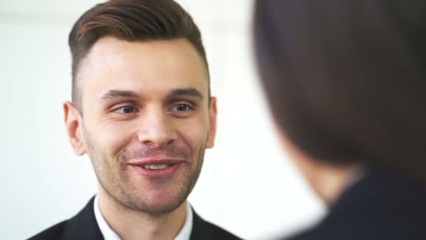 Lächelnder Geschäftsmann Spricht Büro Mit Frau Gesicht Aus Nächster Nähe — Stockvideo