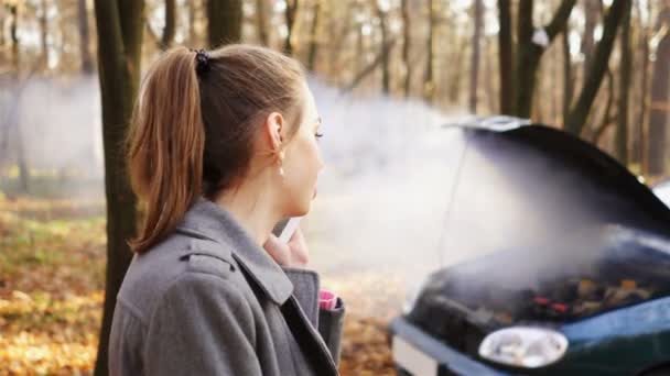 Αυτοκινήτου Πρόβλημα Καπνό Και Ελκυστική Νεαρή Γυναίκα Συγχέεται Κλήση Από — Αρχείο Βίντεο
