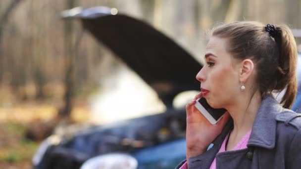 スマート フォンの助けによって若い女性を呼び出します 背景をぼかした写真の煙で車のトラブル — ストック動画